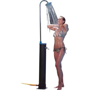Donna sotto la doccia solare Steinbach Speed Shower (20 l). Doccia da esterno con soffione a pioggia e portasciugamani.