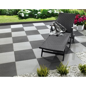 Pietre da giardino Almelo grigio argento 50x50 cm posate a scacchiera con lettino e decorazioni.