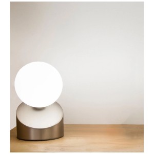 Moderne LED-Tischleuchte Alisa von Globo mit Nickel-Fuß und weißem Glas-Schirm.