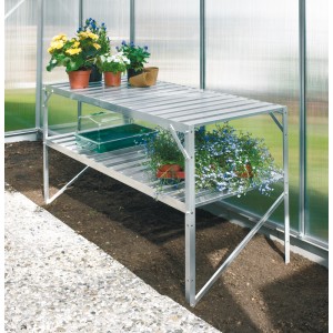 Tavolo in alluminio con 2 ripiani (121x54cm) in serra, piantumato con fiori.