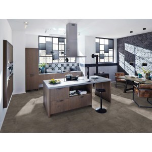 Cuisine moderne avec carrelage aspect pierre Classen Ceramin Neo Vario Prima comme revêtement de sol.