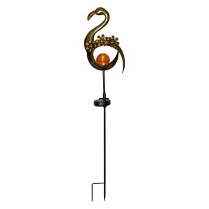 Goldener LED-Solarstab in Vogelform mit floralen Details und leuchtender Glaskugel für den Garten.