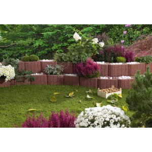 Esempio di design del giardino con Kann Pflanzsteine Mini Plus marroni come bordura.