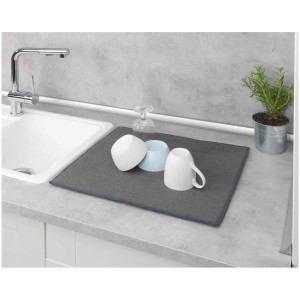 Tappetino scolapiatti Wenko Miko grigio, 47x40 cm, con stoviglie su un piano cucina.