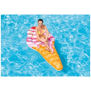 Femme sur un matelas pneumatique Intex en forme de glace dans une piscine. Jouet d'eau d'été.
