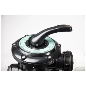 Gros plan : vanne 6 voies du système de filtration Steinbach Compact 8.