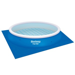 Piscine bleue avec tapis de sol de piscine 457 cm pour une protection supplémentaire.