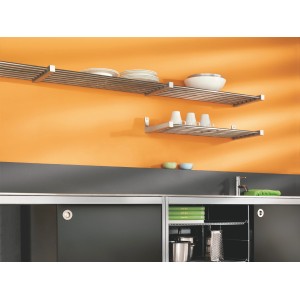 Étagère Sumo Tube en acier inoxydable, 80x30 cm, sur mur orange avec vaisselle et tasses.