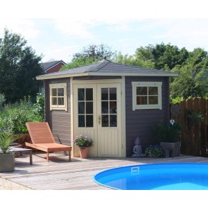Abri de jardin pentagonal Alpholz Sunny-B avec toit pointu, non traité, sur terrasse en bois avec piscine et chaise longue.