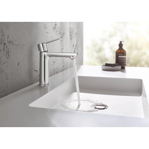 Miscelatore monocomando per lavabo Grohe Lineare S-Size cromato con acqua che scorre in un lavabo bianco.