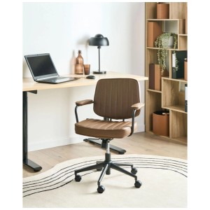 Chaise de bureau Beliani Berne en similicuir marron avec cadre noir, roulettes et accoudoirs rembourrés dans un bureau.