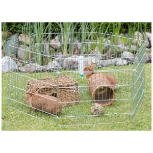 Parc extérieur Trixie Natura galvanisé, Ø 126 cm, avec deux lapins et accessoires dans le jardin.