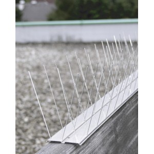 Windhager Taubenabwehr Alu-Profi Edelstahl auf einem Dach, Detailaufnahme.