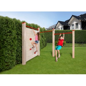 Stazione di arrampicata e ginnastica Weka Tabaluga con bambini che si arrampicano e si dondolano in giardino.
