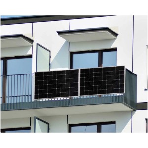 Technaxx Solar-Balkonkraftwerk TX-220 (600W) am Balkongeländer eines Wohnhauses.