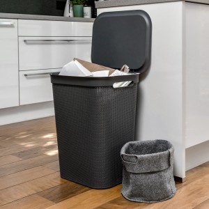 Cesto portabiancheria Rotho Brisen 50L antracite con coperchio e piccolo cesto in feltro in bagno moderno.