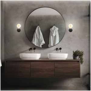 Scène de salle de bain moderne avec deux appliques murales noires Brilo de part et d'autre d'un miroir rond.
