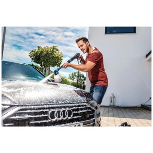 Homme nettoyant une voiture avec le nettoyeur haute pression Gloria Multijet 230 V et buse à mousse.