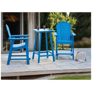 Set bistro Beliani Adirondack blu: tavolo e 2 sedie in plastica per balcone o patio.