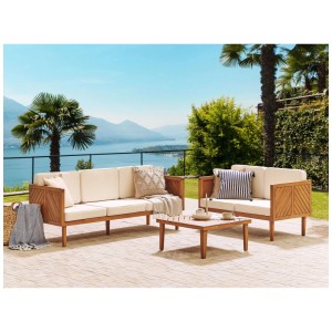 Divano da giardino Beliani Baratti, 3 posti in legno di acacia con cuscini chiari e tavolo su un patio.