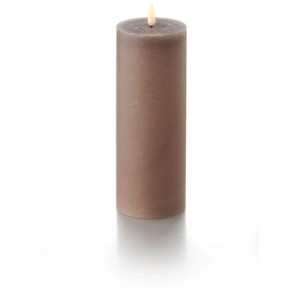 Balthasar LED-Zylinderkerze Rustico in Taupe, Ø 7,5 cm, Höhe 20 cm. Dekorative LED-Kerze für den Innenbereich.