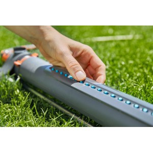 Arroseur oscillant Gardena AquaZoom M en utilisation sur pelouse, détail des buses.