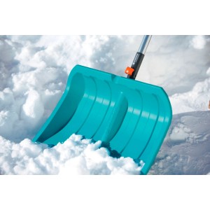 Spazzaneve Gardena Combisystem KST 50, larghezza 50 cm, in robusta plastica blu nella neve.