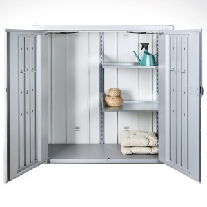 Armoire de terrasse Biohort Romeo Gr. L argentée ouverte avec étagères et accessoires.