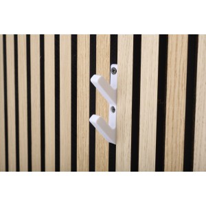 Ganci 3D bianchi Denpanels per pannelli acustici, set da 2, montati su parete a pannelli di legno.
