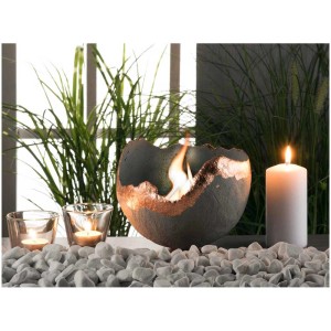 Scène décorative avec foyer en béton à malaxer, bougies et pierres blanches. Idéal pour une décoration d'ambiance.