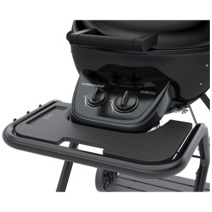 Barbecue a gas Outdoorchef Ascona 570 G Evo, montato, con ripiano laterale e comandi.