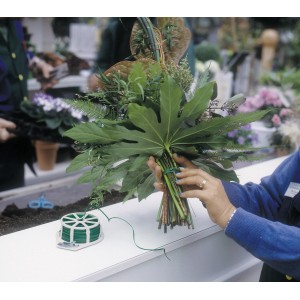 Grüner Flachbindedraht (100m) im Einsatz zum Binden eines Blumenstraußes.