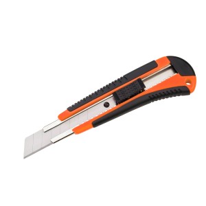 Cutter 18 mm avec manche orange et noir et lame rétractable.