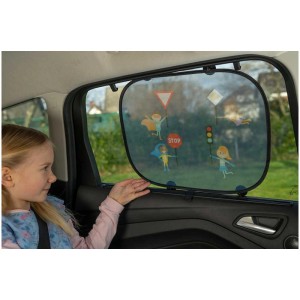 Cartrend Auto-Sonnenblende Kids Heroes (2 Stk.) im Einsatz, mit Verkehrszeichen-Motiven.