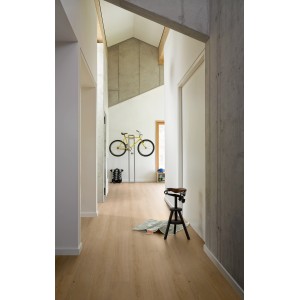 Sol vinyle Parador Basic 5.3 Chêne Studioline poncé installé dans un couloir moderne.
