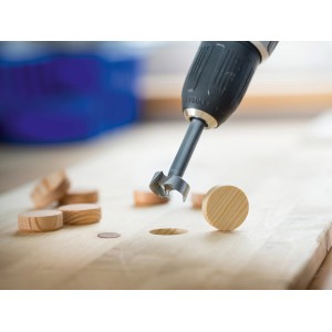 Punta Forstner LUX Profi Comfort Ø 50 mm in uso su legno con trapano.