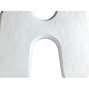 Gros plan : Assise blanche du tabouret de douche Wenko Secura avec découpes d'hygiène et motif à pois.