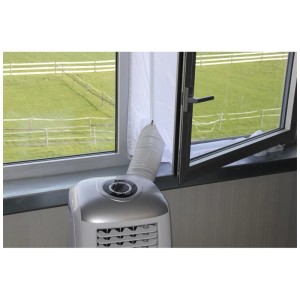Joint de fenêtre blanc Kibernetik pour climatiseur mobile avec tuyau d'évacuation dans une fenêtre ouverte.