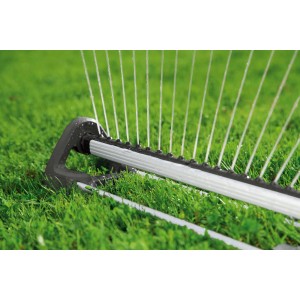 Arroseur oscillant Gardena Aqua L arrosant la pelouse.