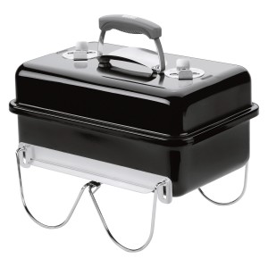 Barbecue à charbon Weber Go-Anywhere noir avec doseur de briquettes, idéal pour les déplacements.
