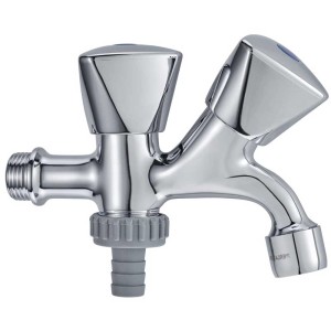 Robinet double en laiton chromé avec deux raccords pour lavabos et éviers.