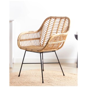 Chaise de salle à manger Canora en rotin marron avec cadre en métal noir.