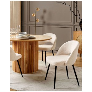 2er-Set Esszimmerstühle Onaga, beige Bouclé-Polsterung, schwarze Metallbeine.