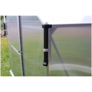 Vitavia Set tubo pluviale Triton su serra, dettaglio del tubo in PVC nero.