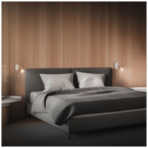 Faretto Briloner Skaft color moka montato sulla parete della camera da letto.