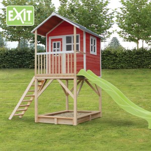 Casetta da gioco in legno EXIT Loft 700 rossa con scivolo, sabbiera e scala in giardino.