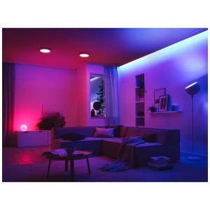 Wohnzimmer mit Paulmann MaxLED RGBW-Controller und farbiger Beleuchtung.