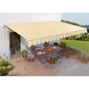 Tenda a braccio giallo-bianco-crema (300x200 cm) sopra un set da patio.