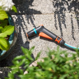 Gardena Pistola per pulizia Classic, spruzzatore da giardino con due modelli di spruzzo e accento blu.