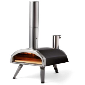 Four à pizza Ooni Fyra 12, noir et chrome, avec pierre à pizza et cheminée en acier inoxydable.